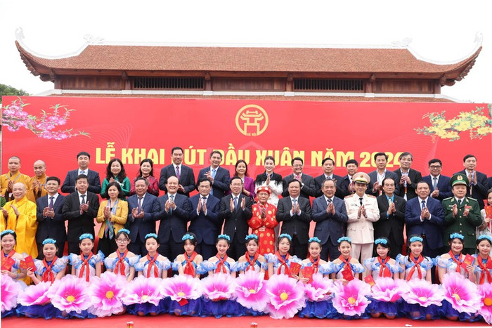 Chủ tịch nước Võ Văn Thưởng dự lễ khai bút đầu xuân tại Khu lưu niệm Anh hùng dân tộc, Danh nhân văn hóa thế giới Nguyễn Trãi. (Ảnh: TTXVN) Chủ tịch nước Võ Văn Thưởng dự lễ khai bút đầu xuân tại Khu lưu niệm Anh hùng dân tộc, Danh nhân văn hóa thế giới Nguyễn Trãi. (Ảnh: TTXVN)