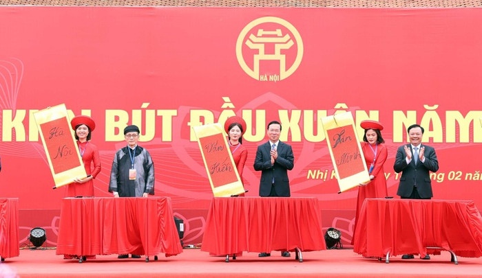 Chủ tịch nước Võ Văn Thưởng và các đại biểu thực hiện nghi lễ khai bút đầu xuân năm 2024 tại Khu lưu niệm Anh hùng dân tộc, Danh nhân văn hóa thế giới Nguyễn Trãi. (Ảnh: TTXVN) vna-potal-chu-tich-nuoc-dang-huong-khai-but-dau-xuan-nam-2024-tai-khu-luu-niem-anh-hung-dan-toc-danh-nhan-van-hoa-the-gioi-nguyen-trai-7230233-4805.jpg