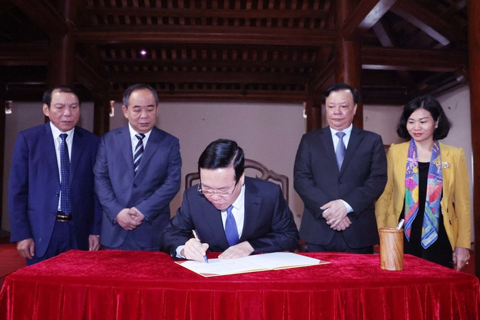 Chủ tịch nước Võ Văn Thưởng ghi lưu bút tại Khu lưu niệm Anh hùng dân tộc, Danh nhân văn hóa thế giới Nguyễn Trãi. (Ảnh: TTXVN) Chủ tịch nước Võ Văn Thưởng ghi lưu bút tại Khu lưu niệm Anh hùng dân tộc, Danh nhân văn hóa thế giới Nguyễn Trãi. (Ảnh: TTXVN)