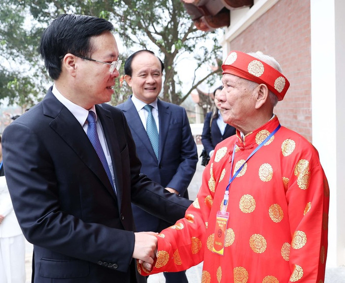 Chủ tịch nước Võ Văn Thưởng với cụ Nguyễn Thông, Hậu duệ đời thứ 18 dòng họ Anh hùng dân tộc, Danh nhân văn hóa thế giới Nguyễn Trãi. (Ảnh: TTXVN) Chủ tịch nước Võ Văn Thưởng với cụ Nguyễn Thông, Hậu duệ đời thứ 18 dòng họ Anh hùng dân tộc, Danh nhân văn hóa thế giới Nguyễn Trãi. (Ảnh: TTXVN)
