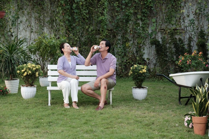 Người cao tuổi có thể cải thiện đề kháng nhờ dùng sữa non (Ảnh: Nutifood). Người cao tuổi có thể cải thiện đề kháng nhờ dùng sữa non (Ảnh: Nutifood).