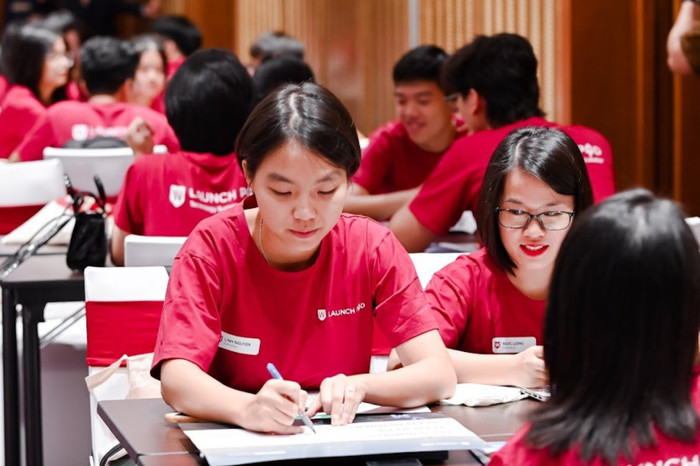 Bạn Nguyễn Mai Linh, thành viên đội thi Coffdal đang miệt mài chuẩn bị cho vòng thi Đối đầu sắp diễn ra. Ảnh: NVCC. 4 (4).jpg