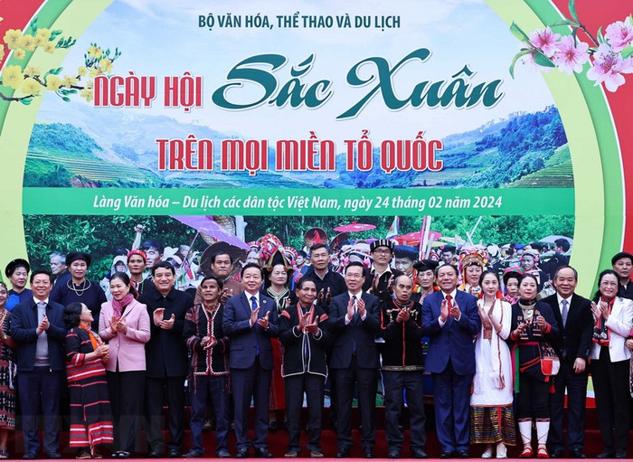 Chủ tịch nước Võ Văn Thưởng và các đại biểu với đại diện đồng bào các dân tộc Việt Nam. (Ảnh: Thống Nhất/TTXVN) Chủ tịch nước Võ Văn Thưởng và các đại biểu với đại diện đồng bào các dân tộc Việt Nam. (Ảnh: Thống Nhất/TTXVN)