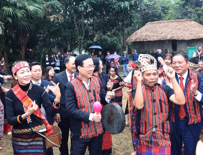 Chủ tịch nước Võ Văn Thưởng tham dự Lễ hội trỉa lúa của đồng bào dân tộc Bru-Vân Kiều. (Ảnh: Thống Nhất/TTXVN)