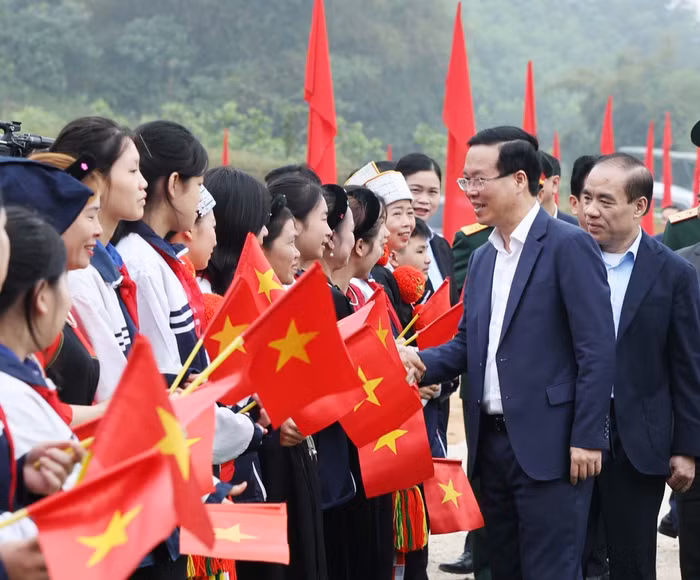 Đông đảo các tầng lớp nhân dân tỉnh Tuyên Quang tham dự Tết trồng cây đón Chủ tịch nước Võ Văn Thưởng.