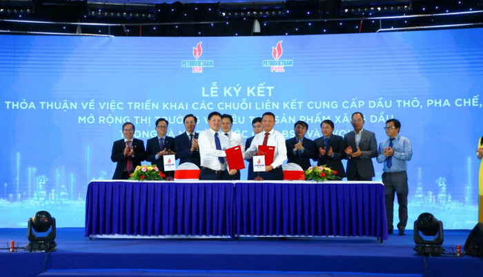 Ký kết thỏa thuận hợp tác về việc triển khai các chuỗi liên kết cung cấp dầu thô, pha chế, mở rộng thị trường và tiêu thụ sản phẩm xăng dầu trong và ngoài nước giữa BSR và PVOIL. A2 (2).jpg