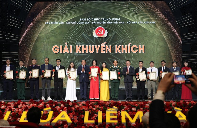 Ban Tổ chức trao giải Khuyến khích cho các tác giả, nhóm tác giả có tác phẩm đoạt giải. Ảnh: VGP/Nhật Bắc Ban Tổ chức trao giải Khuyến khích cho các tác giả, nhóm tác giả có tác phẩm đoạt giải. Ảnh: VGP/Nhật Bắc