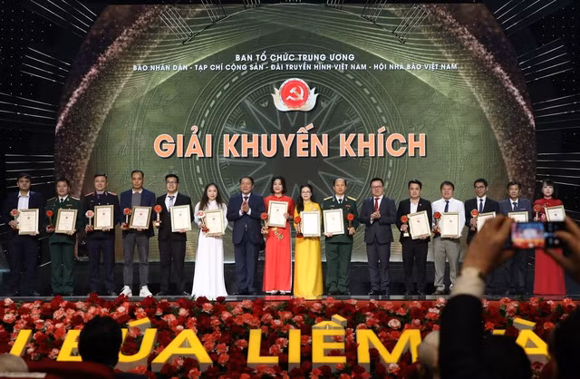 Ban Tổ chức trao giải Khuyến khích cho các tác giả, nhóm tác giả có tác phẩm đoạt giải. Ảnh: VGP/Nhật Bắc
