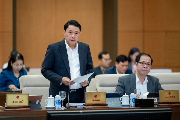 Thứ trưởng Bộ Công an Lê Quốc Hùng trình bày tờ trình. Thứ trưởng Bộ Công an Lê Quốc Hùng trình bày tờ trình.