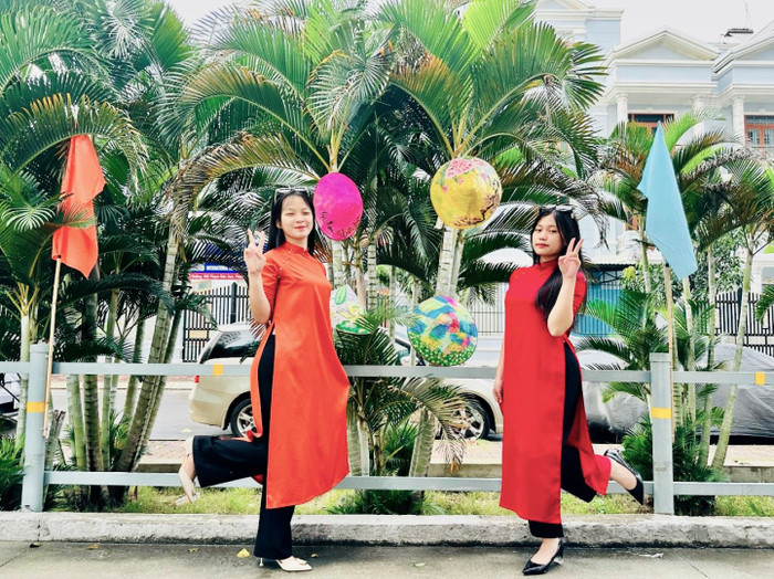 Bạn Nguyễn Ngọc Tuyết Trinh và Trần Ngọc Minh Anh (Trường Trung học phổ thông Nguyễn Tất Thành) cùng những chiếc nón lá tái chế. Ảnh. NVCC. 2 (4).jpg