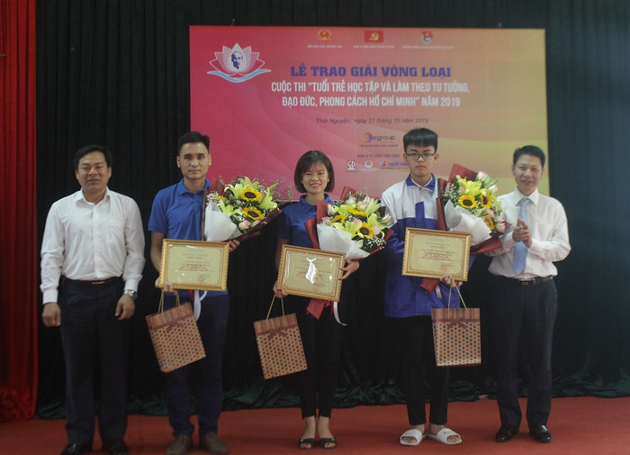 Ban tổ chức trao giải cho các thí sinh xuất sắc nhất vòng loại cuộc thi (Ảnh:V.N) Ban tổ chức trao giải cho các thí sinh xuất sắc nhất vòng loại cuộc thi (Ảnh:V.N)