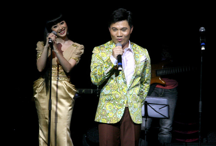 Tươi tắn bên ca sỹ Quang Linh.