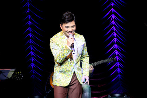 Quang Linh phiêu với các ca khúc làm nên tên tuổi anh: Bài ca dao đầu đời, Chợt như năm 18, Áo lụa Hà đông, Thương về miền Trung, Chờ người…