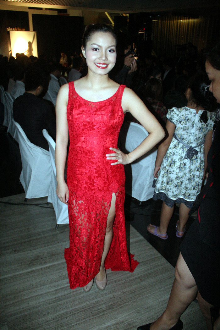 Trong khi đó, ca sỹ Ngọc Anh lại diện một bộ váy đỏ gợi cảm....
