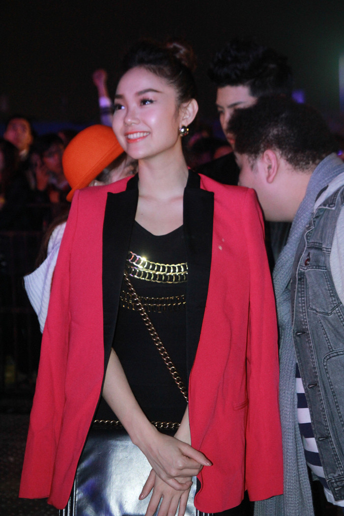 Minh Hằng chăm chú xem sao Hàn diễn. Minh Hằng chăm chú xem sao Hàn diễn.