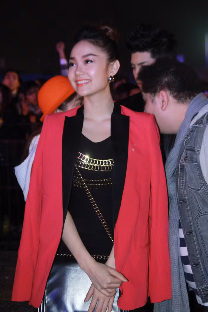 Minh Hằng chăm chú xem sao Hàn diễn.