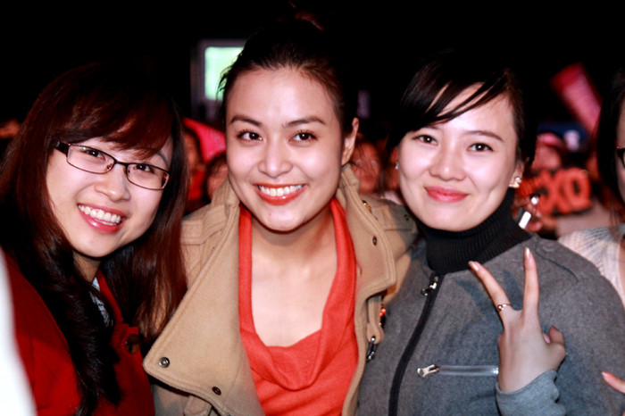 Hoàng Thùy Linh trong vòng vây fan hâm mộ. Hoàng Thùy Linh trong vòng vây fan hâm mộ.