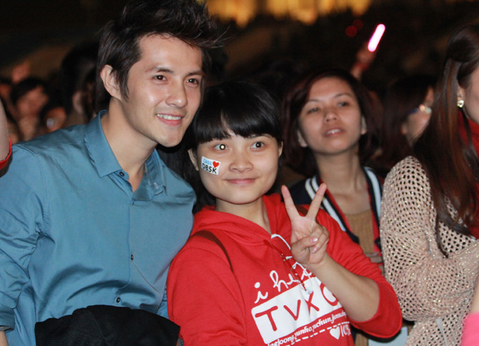 Ông Cao Thắng và fan hâm mộ. Ông Cao Thắng và fan hâm mộ.