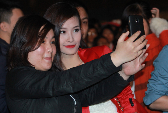 Đông Nhi cũng được săn đón. Đông Nhi cũng được săn đón.