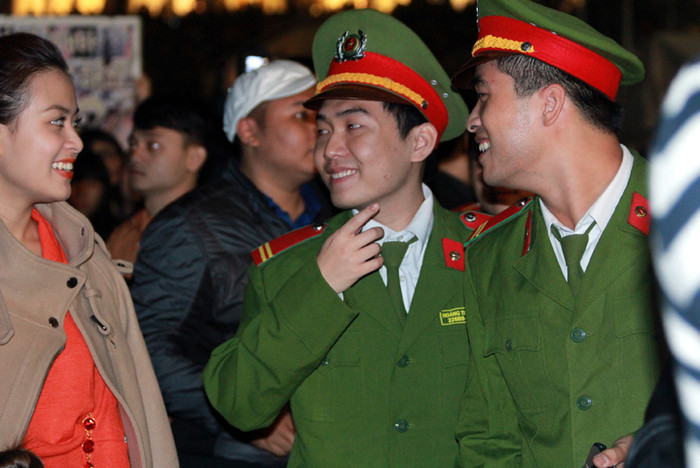 Các chiến sỹ trẻ trò chuyện vui vẻ với Hoàng Thùy Linh. Các chiến sỹ trẻ trò chuyện vui vẻ với Hoàng Thùy Linh.