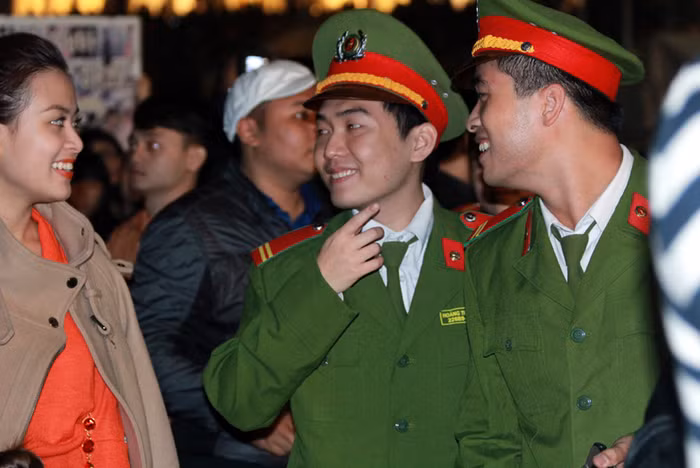 Các chiến sỹ trẻ trò chuyện vui vẻ với Hoàng Thùy Linh.