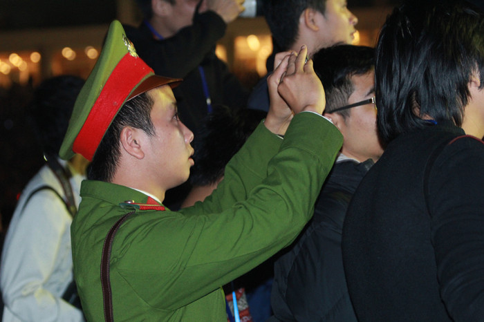 Dùng điện thoại quay clip phần biểu diễn các ca sỹ nổi tiếng. Dùng điện thoại quay clip phần biểu diễn các ca sỹ nổi tiếng.