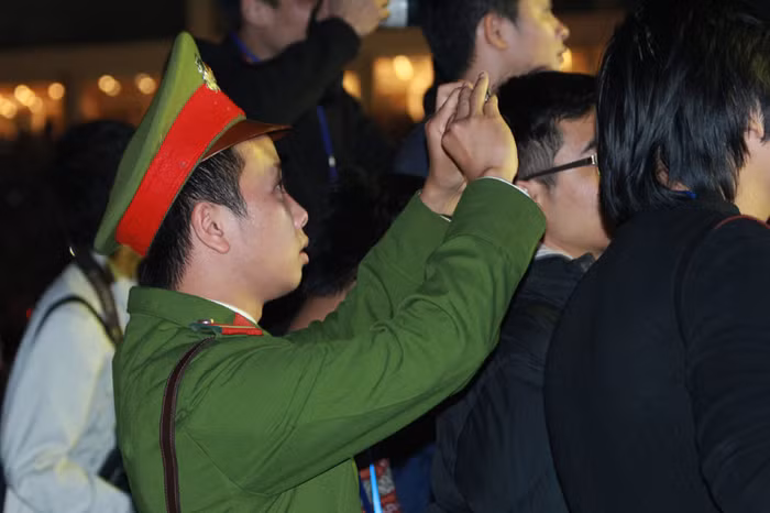 Dùng điện thoại quay clip phần biểu diễn các ca sỹ nổi tiếng.