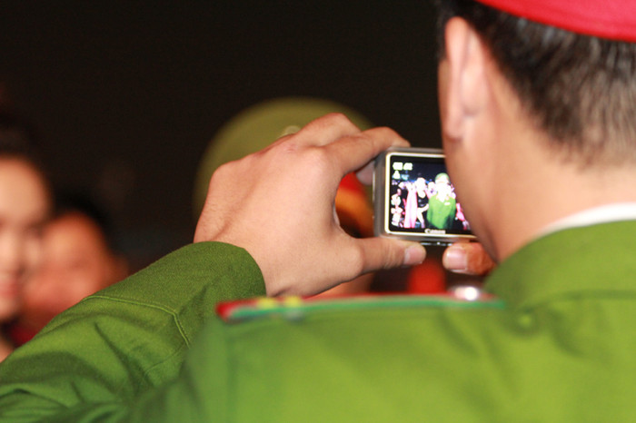 Tranh thủ ghi lại những tấm hình với người nổi tiếng. Tranh thủ ghi lại những tấm hình với người nổi tiếng.