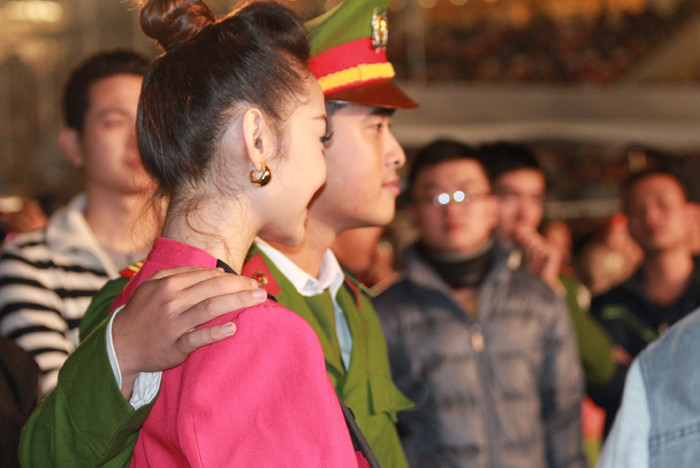 Minh Hằng trong vòng tay một chiến sỹ công an. Minh Hằng trong vòng tay một chiến sỹ công an.