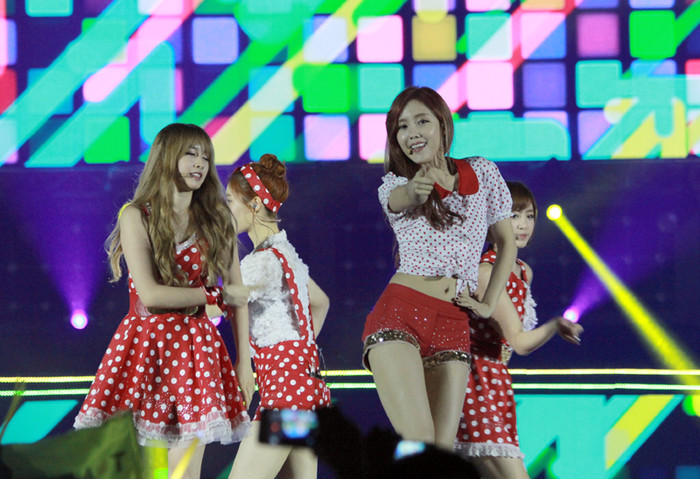 Sự xuất hiện của T-ara làm fan cuồng nhiệt. Sự xuất hiện của T-ara làm fan cuồng nhiệt.