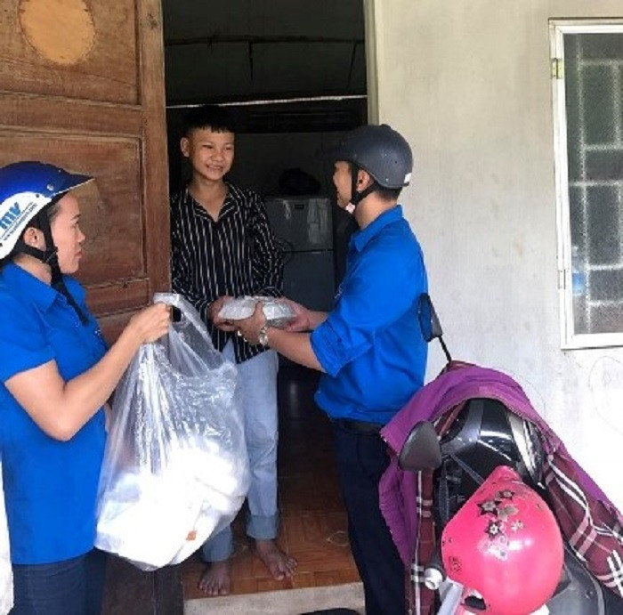 Phát cơm miễn phí và hỗ trợ tìm phòng trọ cho các thí sinh ở xa (Ảnh: Lô Giáp) Phát cơm miễn phí và hỗ trợ tìm phòng trọ cho các thí sinh ở xa (Ảnh: Lô Giáp)