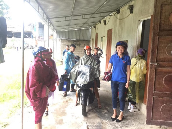 Tình nguyện viên đưa đón thí sinh dưới cơn mưa nặng hạt (Ảnh: Lô Giáp) Tình nguyện viên đưa đón thí sinh dưới cơn mưa nặng hạt (Ảnh: Lô Giáp)