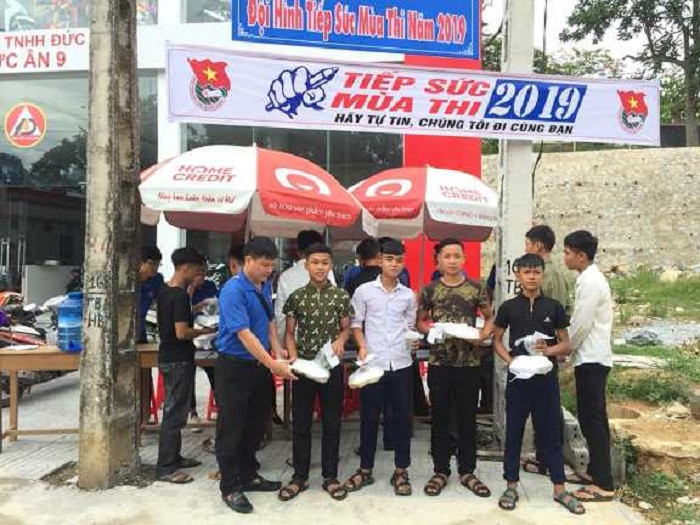 Các tình nguyện viên đã phát được hơn 400 suất cơm và tổ chức đưa đón 700 thí sinh đi thi (Ảnh: Lô Giáp) Các tình nguyện viên đã phát được hơn 400 suất cơm và tổ chức đưa đón 700 thí sinh đi thi (Ảnh: Lô Giáp)