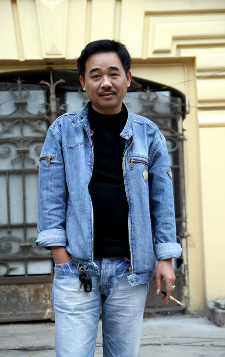 Ngọc Hoàng - Quốc Khánh (xem trọn bài về Quốc Khánh) Có người ví von, cách diễn “chầm chậm”, “đù đà đù đờ” thi thoảng “thả một câu” hóm hỉnh của Quốc Khánh trong vai Ngọc Hoàng giống như một chú ếch, từ trong hang nhảy ra, đớp mồi rồi lại nhảy vào. Quốc Khánh cười tếu: "Không hẳn là như thế! Rõ ràng, tôi tham gia chương trình Gặp nhau cuối năm từ đầu tới cuối mà, chứ có phải “nhảy ra, nhảy vào” đâu"! Quốc Khánh cho biết rất thích mặc quần áo bò, với anh mặc vậy cho đỡ phải giặt nhiều, lại phù hợp với thời trang.