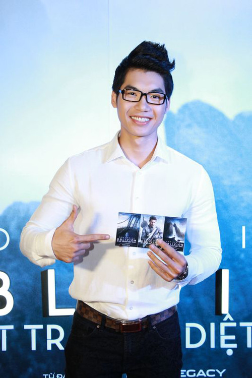 Sinh hoạt và làm việc trên trạm không gian cách mặt đất hàng nghìn km, tính mạng của Jack bắt đầu gặp nguy hiểm khi anh giải cứu một cô gái xinh đẹp từ một con tàu vũ trụ bị tai nạn. Sự xuất hiện của cô gái cùng một loạt sự việc bí ẩn khiến Jack đặt câu hỏi về mọi thứ mà anh tưởng chừng như đã biết rõ về cuộc chiến tranh và hậu quả của nó. Quyết tâm khám phá sự thật trong quá khứ đã đưa Jack bước vào cuộc phiêu lưu mạo hiểm quyết định đến số phận của toàn nhân loại.