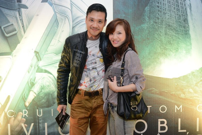 Cặp đôi đẹp của làng giải trí mỉm cười vui vẻ trước ống kính.