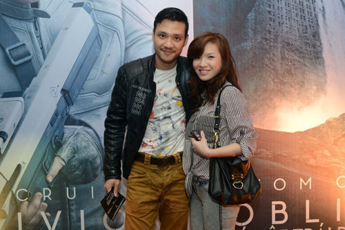 Vợ chồng Đan Lê - Khải Anh khoác tay tình cảm tại buổi công chiếu ở Hà Nội.