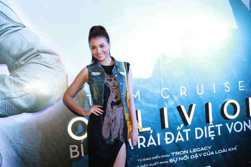 Phim lấy bối cảnh Trái Đất năm 2077 gần như bị hủy hoại hoàn toàn bởi cuộc xâm lược của người ngoài hành tinh 60 năm trước. Mặc dù giành chiến thắng nhưng con người phải phiêu bạt khắp nơi trong vũ trụ để sinh sống.