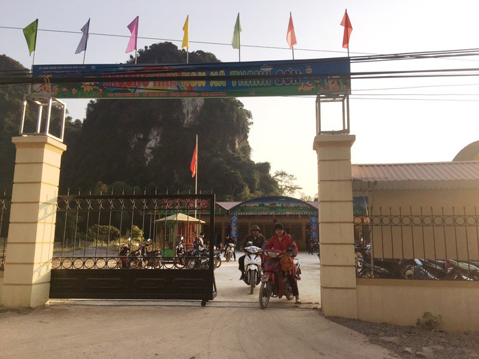 Là một xã vùng khó khăn, nhưng một vài năm nay phụ huynh phải đóng góp những khoản ngoài quy định mà không biết kêu ai. Ảnh: NVCC. Là một xã vùng khó khăn, nhưng một vài năm nay phụ huynh phải đóng góp những khoản ngoài quy định mà không biết kêu ai. Ảnh: NVCC.