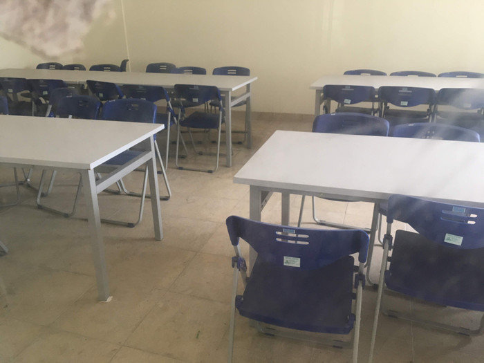 Phòng học chung của sinh viên tại các tầng của ký túc xá cửa bị khóa chặt, bụi phủ kín nền và bàn ghế vô cùng lãng phí. Ảnh: Vũ Phương. Phòng học chung của sinh viên tại các tầng của ký túc xá cửa bị khóa chặt, bụi phủ kín nền và bàn ghế vô cùng lãng phí. Ảnh: Vũ Phương.