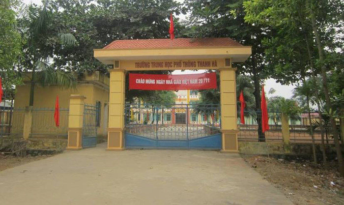 Ngoài giáo viên Hồ Chúc bị Khai trừ Đảng, Trường Trung học phổ thông Thanh Hà còn có giáo viên Nguyễn Thị Vinh - đảng viên, giáo viên môn Ngữ văn, Tổ trưởng tổ Khoa học Xã hội cũng bị đề nghị kỷ luật vì liên quan đến khâu chấm thi. Ảnh: Trường Trung học phổ thông Thanh Hà. Ngoài giáo viên Hồ Chúc bị Khai trừ Đảng, Trường Trung học phổ thông Thanh Hà còn có giáo viên Nguyễn Thị Vinh - đảng viên, giáo viên môn Ngữ văn, Tổ trưởng tổ Khoa học Xã hội cũng bị đề nghị kỷ luật vì liên quan đến khâu chấm thi. Ảnh: Trường Trung học phổ thông Thanh Hà.