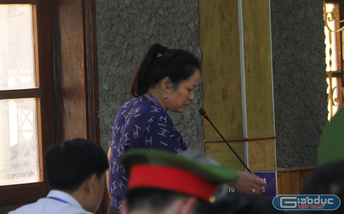 Bà Hoàng Thị Thành tại tòa đã phủ nhận việc đưa 440 triệu đồng tiền cảm ơn bị cáo Cầm Thị Bun Sọn đã giúp nâng điểm cho con trai đỗ vào trường công an nay bị khởi tố tội đưa hối lộ. Ảnh: Vũ Phương. Bà Hoàng Thị Thành tại tòa đã phủ nhận việc đưa 440 triệu đồng tiền cảm ơn bị cáo Cầm Thị Bun Sọn đã giúp nâng điểm cho con trai đỗ vào trường công an nay bị khởi tố tội đưa hối lộ. Ảnh: Vũ Phương.
