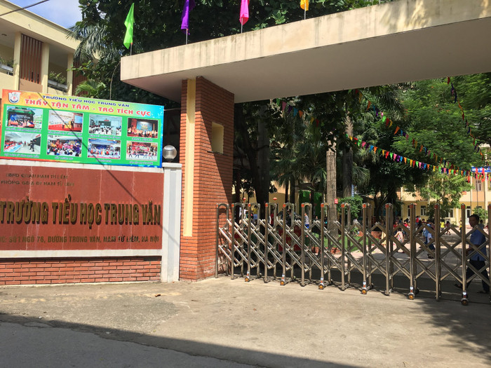 Nhiều phụ huynh Trường tiểu học Trung Văn lo lắng, bất an sau những gì con kể về cô giáo chủ nhiệm P.T.T.H. Ảnh: Vũ Phương.