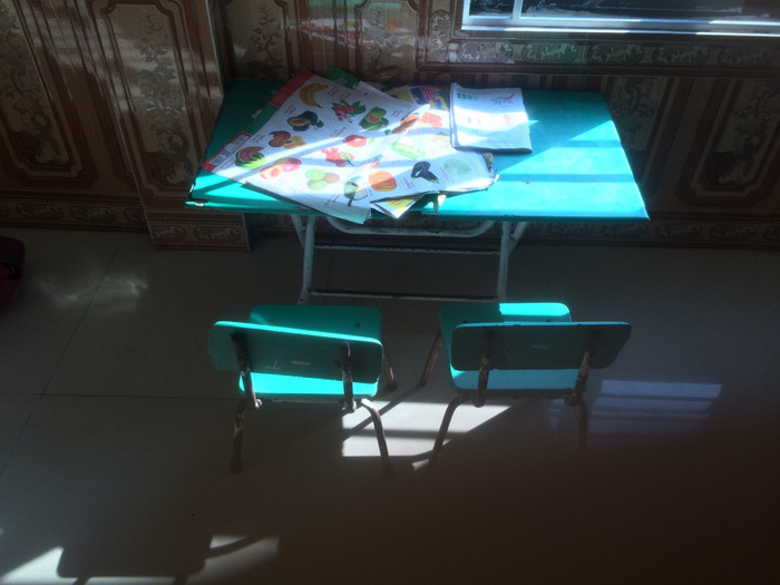 Hình ảnh bàn ghế Trường mầm non Quỳnh Bảng thanh lý vẫn còn dùng tốt được phụ huynh mua lại cho thấy sự lãng phí tại xã nghèo. Ảnh: NVCC.