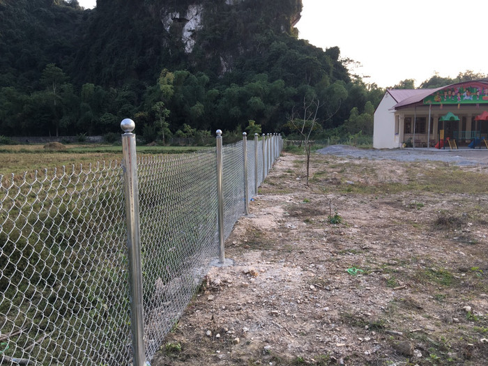 Tường rào lưới b40 nhà trường làm từ tiền phụ huynh đóng góp làm nhà bếp còn thừa, tuy nhiên phụ huynh sẽ vẫn phải đóng tiếp. Ảnh: NVCC. Tường rào lưới b40 nhà trường làm từ tiền phụ huynh đóng góp làm nhà bếp còn thừa, tuy nhiên phụ huynh sẽ vẫn phải đóng tiếp. Ảnh: NVCC.