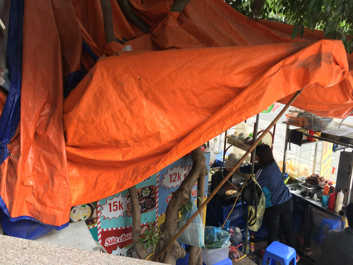 Ngay lối ra vào, đơn vị cho người ngoài vào thuê dựng lều bạt nhìn rất nhếch nhác và mất mỹ quan. Ảnh: Vũ Phương.