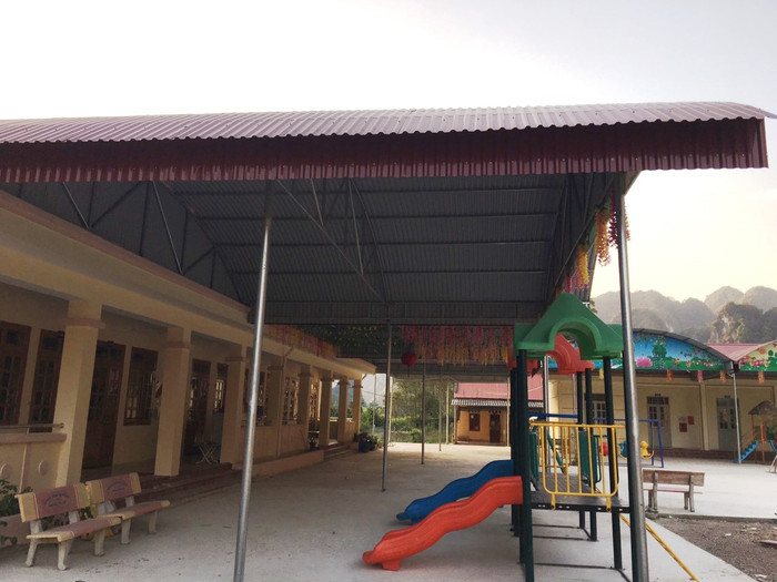 Nhà trường tự ý làm mái tôn sau đó thu tiền của phụ huynh gây bức xúc. Ảnh: NVCC. Nhà trường tự ý làm mái tôn sau đó thu tiền của phụ huynh gây bức xúc. Ảnh: NVCC.