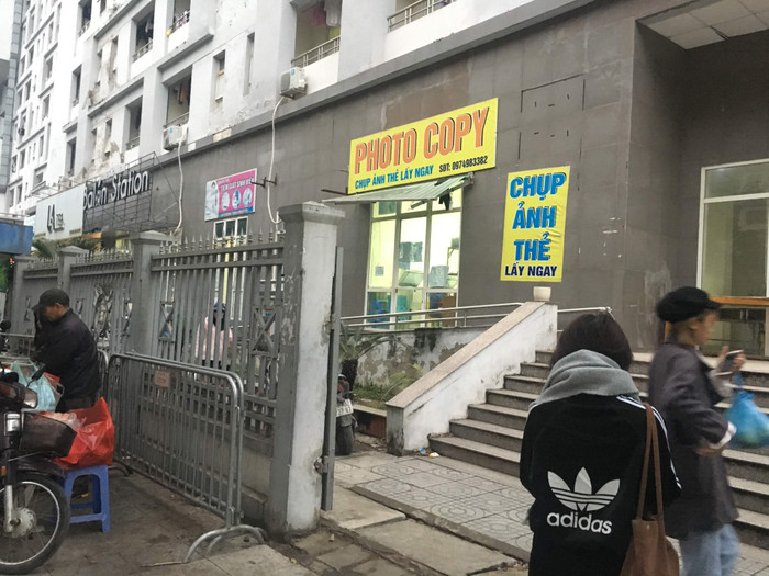 Cửa hàng photocopy này có diện tích chỉ vài m2 có giá thuê mỗi tháng 5 triệu đồng tại đơn nguyên 5 Ký túc xá Mỹ Đình. Trong khi giá Hà Nội cho đơn vị quản lý chỉ 87 ngàn đồng mỗi m2. Ảnh: Vũ Phương. Cửa hàng photocopy này có diện tích chỉ vài m2 có giá thuê mỗi tháng 5 triệu đồng tại đơn nguyên 5 Ký túc xá Mỹ Đình. Trong khi giá Hà Nội cho đơn vị quản lý chỉ 87 ngàn đồng mỗi m2. Ảnh: Vũ Phương.