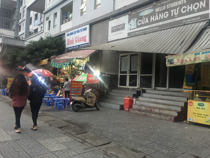 Mặt trong đơn nguyên 3 một vài cửa hàng cho thuê cơi nới rất nhếch nhác, còn cửa hàng đóng cửa do đang tranh chấp. Ảnh: Vũ Phương. Mặt trong đơn nguyên 3 một vài cửa hàng cho thuê cơi nới rất nhếch nhác, còn cửa hàng đóng cửa do đang tranh chấp. Ảnh: Vũ Phương.