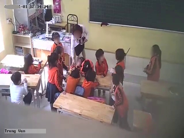 Sau vụ việc phụ huynh đồng loạt tố lên các cấp hành vi của cô H., phụ huynh đã tự trang bị thêm camera giám sát tại lớp dù trường đã bố trí thêm một cô giáo thứ 2 đến giám sát. Ảnh cắt từ video NVCC .